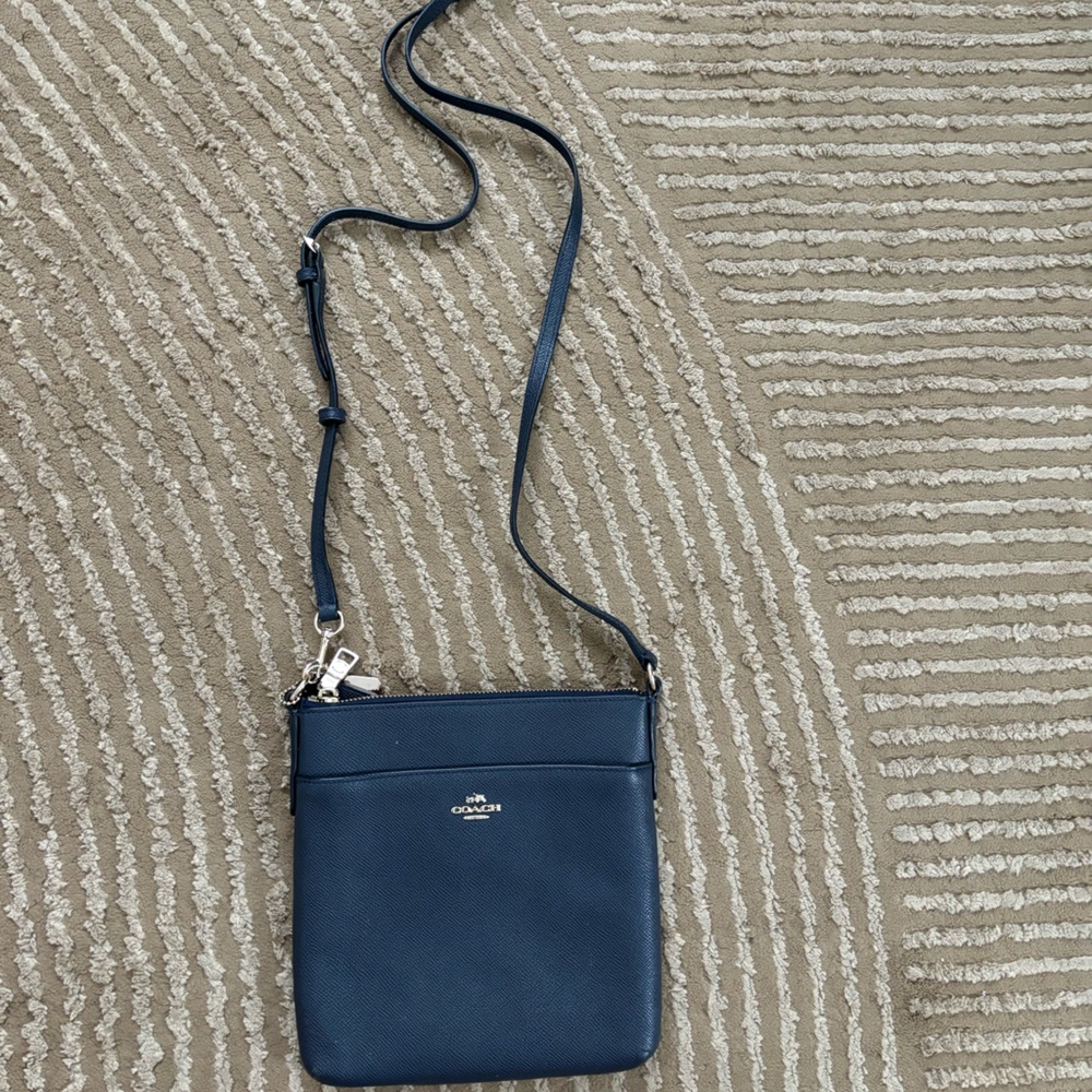 MDW SALE: Like new navy Coach Kitt Messenger Crossbody